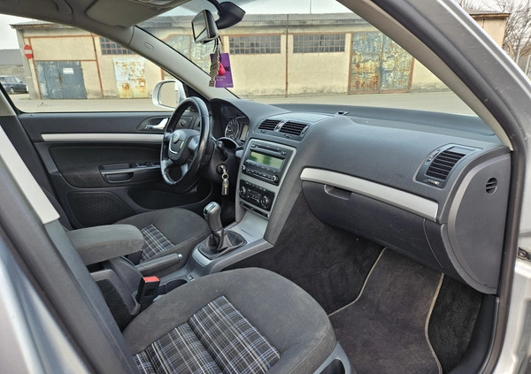 Skoda Octavia cena 20000 przebieg: 358000, rok produkcji 2013 z Legnica małe 92